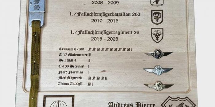 1 Fallschirmjägerregiment 26 1 FschJgRgt 26 TechZg Bundeswehr Plakette Edition Es gibt Männer und Nichtspringer by Trophy Center Kulbick | Trophy Shop | ONLY in Kaiserslautern-Einsiedlerhof underneath Hacienda Mexican Restaurant | 2 MILES FROM RAMSTEIN AIR BASE | Engraving Custom Made Coin Challenge Coins Stamps Embroidery Guidons Awards Plaques Trophies Engraving Engraver Engraved Etched Signs Graveur Gravur  | Stempel Gravuren Pokale Schilder | USAREUR-AF | USAFE  | Nato | Bundeswehr |  Sandra Kulbick & J.R. Kulbick  |  WE ARE NOT AFFILIATED WITH ANY STORES ON BASE  |  ONLY in K-TOWN  | We Are Awesome | E-Mail: info@trophy-center.de
