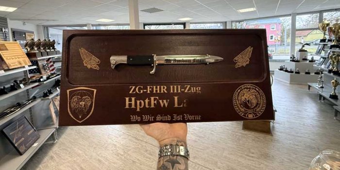 Bundeswehr 6. / FschJgRgt 26 Fallschirmjägerregiment 26 Zweibrücken LLBrig 1 Plakette Abschiedsgeschenk Going Away Gift Trophy Center KL  Mr. & Mrs. Kulbick  | Trophy Shop | Engraving Shop | ONLY in Kaiserslautern-Einsiedlerhof underneath Hacienda Mexican Restaurant | 2 MILES FROM RAMSTEIN AIR BASE | Going Away Gifts | PCS Awards | Engraved Etched Custom Made Coin Challenge Coins Patches Stamps Guidons Awards Plaques USAREUR-AF | USAFE  AFAFRICA | EUCOM | AFRICOM | USMC | Special Forces | Seal Team Friendly | GPC Card Accepted | 889 Document available | WE ARE NOT AFFILIATED WITH ANY STORES ON BASE OR SOMEWHERE ELSE |  ONLY in K-TOWN  | We Are Awesome | E-Mail: info@trophy-center.de